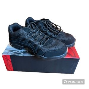 🎼CAPEZIO: Girl’s size 6.5, black barely worn hip-hop dance shoes w/box.